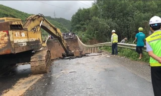 Huy động người và phương tiện khắc phục nối Quốc lộ 26 bị đứt làm đôi