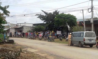 Người dân tập trung tại hiện trường theo dõi sự việc