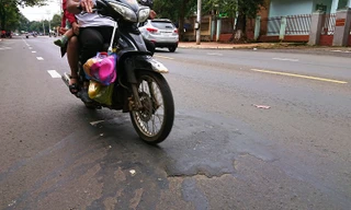 Đường Đinh Tiên Hoàng liên tục bị hư hỏng vị trí chỉ các Sở GTVT Đắk Lắk chừng vài chục mét