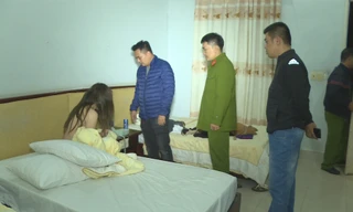 Công an bắt quả tang nhiều đôi nam nữ đang mua bán dâm