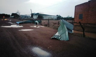 Đắk Lắk: Hàng trăm nhà tốc mái do mưa lớn kèm lốc xoáy