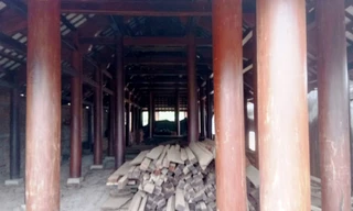 Một phần căn nhà gỗ “khủng” của ông Quyến tại trung tâm thị trấn Ea Súp chưa hoàn thiện