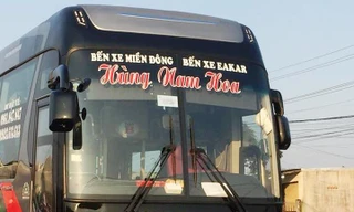 Chiếc xe khách bị hỏng phần đầu