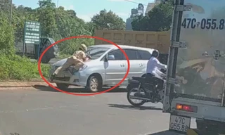 Hiện trường vụ chiến sĩ CSGT bị hất lên nắp capo xe ô tô