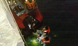 Cơ quan chức năng đưa thi thể đôi nam nữ lên bờ