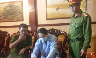 Công an thực hiện lệnh bắt giữ ông Nguyễn Hữu Thông tại nhà riêng