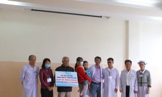 Làm thủ tục xuất viện và trao hơn 1,4 tỷ đồng cho gia đình K