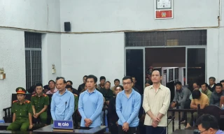 Các bị cáo nghe HĐXX TAND tỉnh Đắk Lắk tuyên án