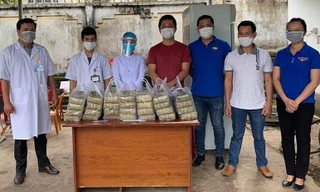 Anh Hoàng cùng những người bạn mang những chiếc bánh chưng đến Bệnh viện lao và bệnh phổi