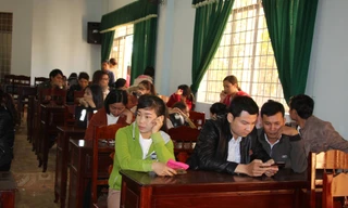 Hàng trăm giáo viên phập phồng lo âu, vì nguy cơ bị cắt hợp đồng.