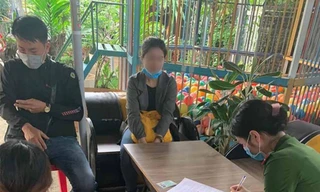 Hai vợ chồng đi tiêm "chui" vắc xin bị công an bắt quả tang