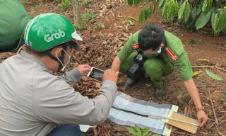 Công an khám nghiệm hiện trường vụ bố giết con trong chòi rẫy