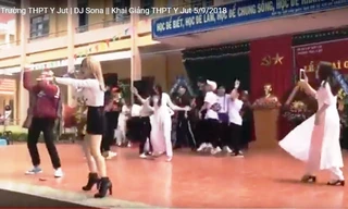 Khung cảnh "quẩy lên nào" tại buổi lễ khai giảng trường THPT Y út (ảnh cắt từ clip)