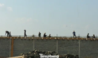 Công nhân đang xây dựng bên trong dự án của Cty Nam Sơn (ảnh chụp chiều ngày 18/4)