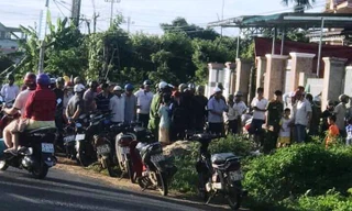 Đông đảo người dân hiếu kì có mặt ở hiện trường