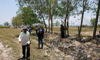 Ông Y Thiên Ktla (áo trắng) dù không có đất trong dự án nhưng vẫn được nhận tiền đền bù