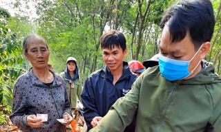 Người dân góp tiền lo hậu sự cho bà T