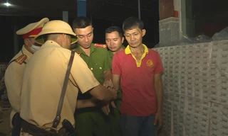 Đối tượng và tang vật vụ vận chuyển thuốc lá lậu