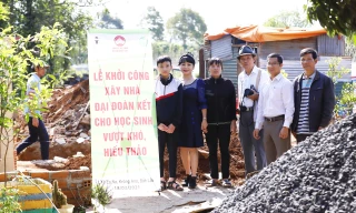 Làm lễ khởi công xây nhà cho cháu Quyết