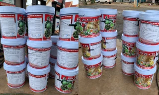 Hiện trường cơ quan chức năng phát hiện 20 thùng phân bón giả 