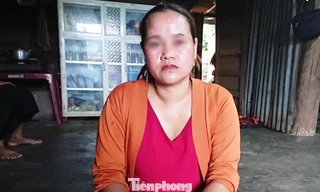 Bà H’Điêt Ayun trao đổi với phóng viên