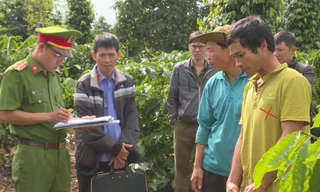 Công an làm việc với ông Thành (dấu X) tại hiện trường