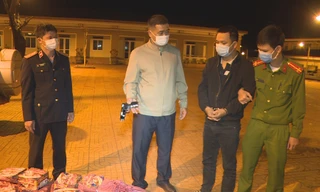 Công an bắt giữ Toàn cùng tang vật và khẩu súng