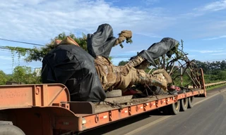 Hiện trường CSGT Đắk Nông phát hiện chiếc xe chở cây gỗ khủng