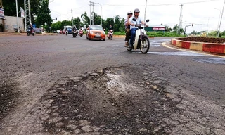 Cận cảnh đường gần 680 tỷ chưa thông xe đã vá chằng vá đụp