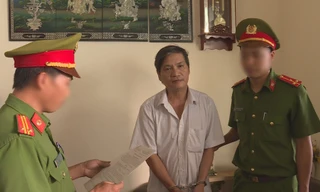 Công an đọc lệnh bắt tạm giam ông Thuỷ tại nhà riêng