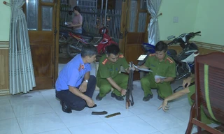 Kẻ bắn vợ hờ rồi tự sát bất thành đã ôm con trai trốn viện