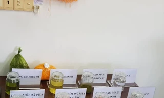 Mẫu xăng giả được công bố tại buổi họp báo