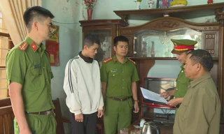 Cơ quan công an đọc lệnh bắt Quang tại nhà riêng