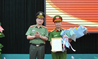 Thứ trưởng Nguyễn Văn Thành trao quyết định cho Đại tá Phạm Minh Thắng (bên phải)