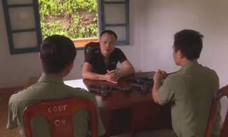 Nguyễn Minh Chiến cùng tang vật tại cơ quan điều tra. Ảnh: Dân Việt