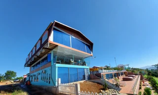 Những khối bê tông mọc lên giữa khu Tà Đùng, tạo nên cảnh nhếch nhác giữa tiên cảnh "Vịnh Hạ Long trên núi". Trong ảnh, "nhà chú Đông" xây dựng tự phát, sau đó được hợp thức hóa