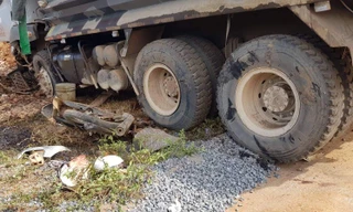 Chiếc xe máy bị cán nát bét