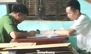 Công an lấy lời khai của nghi phạm "bắt cóc trẻ em" - Ảnh: Hoàng Long