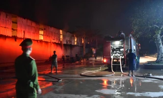 Lực lượng phòng cháy thức trắng đêm để dập lửa - Ảnh: Hoàng Long