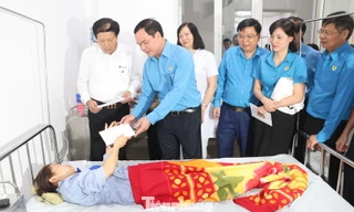 Ông Nguyễn Đình Khang, Chủ tịch Tổng Liên đoàn Lao động VN đến thăm, tặng quà công nhân bị ngộ độc, phải nhập viện - Ảnh: Hoàng Long