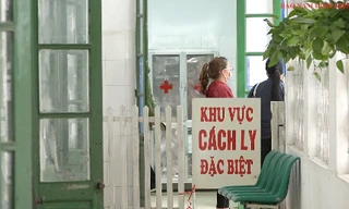 3 bệnh nhân trở về từ Đà Nẵng có biểu hiện đau hong, ho, sốt được cách ly đặc biệt - Ảnh: Hoàng Long