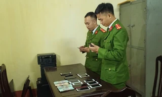 Tang vật của vụ án đánh bạc qua mạng bị công an thu giữ - Ảnh: Hoàng Long