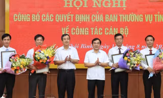Lãnh đạo tỉnh Thái Bình chúc mừng các cán bộ vừa được bổ nhiệm - Ảnh: Hoàng Long