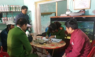 Cảnh sát môi trường Nam Định lập biên bản quả tang vụ bán hoá chất cấm - Ảnh: Hoàng Long