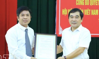 Phó Bí thư Thường trực Tỉnh uỷ Thái Bình (phải) trao quyết định cho tân Chủ tịch Hội Nông dân Thái Bình Lê Hồng Sơn - Ảnh: BTB