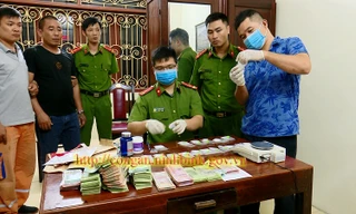 Bùi Công Minh (áo đen) bị bắt giữ vì hành vi buôn mán, tàng trữ trữ trai phép chất ma tuý - Ảnh: Công an Ninh Bình