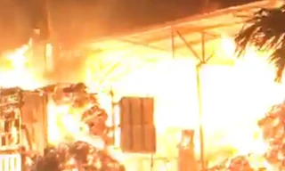 Đám cháy thiêu rụi kho hàng chứa 500 tấn giấy, bìa các tông - Ảnh: Hoàng Long