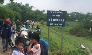 Thi thể lái xe ôm mất tích 5 ngày trước được phát hiện tại triền đê Hồng Lý - Ảnh: Hoàng Long