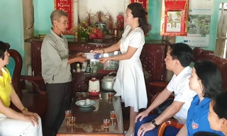 Báo Tiền Phong, Tỉnh đoàn Nam Định và các nhà hảo thâm thăm hỏi, tặng quà cựu TNXP tại Nam Định - Ảnh: Hoàng Long