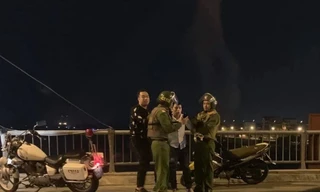 Công an Thái Bình tiếp cận, đưa thanh niên định nhảy cầu tự tử về nhà - Ảnh: Hoàng Long